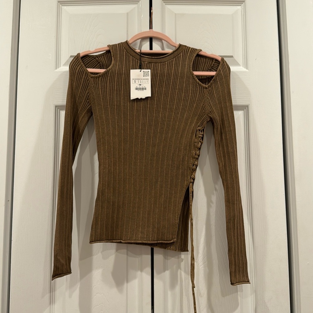 Zara Small (2-4) Long Sleeve Top. Never Worn. Tags still on.